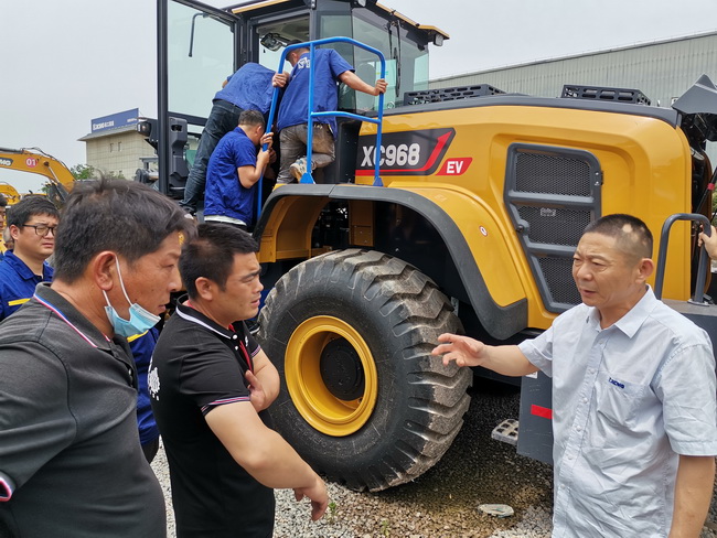 澳洲5手机平台_澳洲5（中国）XC968-EV纯电动装载机培训现场