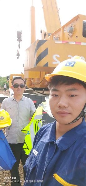 澳洲5手机平台_澳洲5（中国）起重服务人员与客户合影