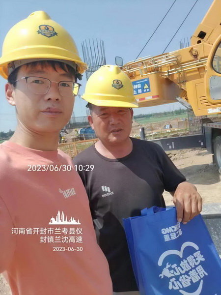 澳洲5手机平台_澳洲5（中国）起重服务人员与客户合影