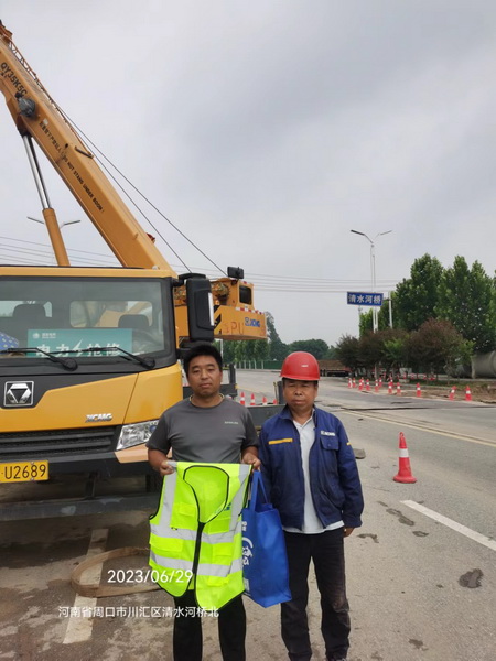 澳洲5手机平台_澳洲5（中国）起重服务人员与客户合影