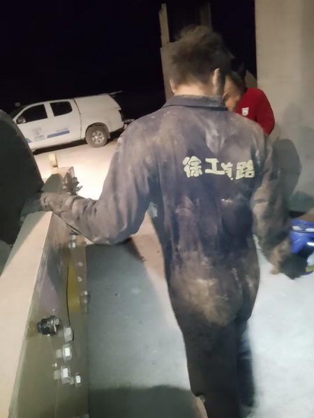 澳洲5手机平台_澳洲5（中国）服务人员连夜维修压路机