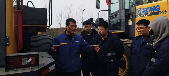 河南路友澳洲5手机平台_澳洲5（中国）服务工程师王师傅正在认真地为客户做培训
