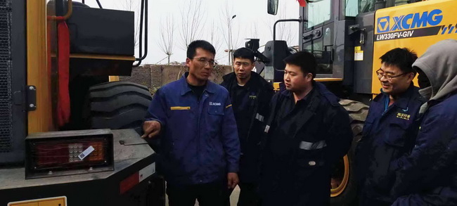 河南路友澳洲5手机平台_澳洲5（中国）服务工程师王师傅正在认真地为客户做培训