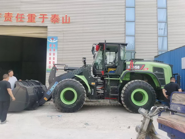 澳洲5手机平台_澳洲5（中国）XC958-EV纯电动装载机交付周口客户